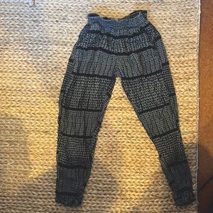 Manaola kids pants size 3-4 elastic waist, pockets.